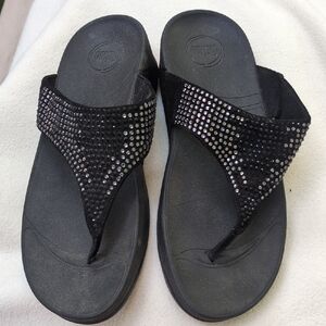 Barely worn!! Black Sandals with V-shaped Strap and Shiny Studs